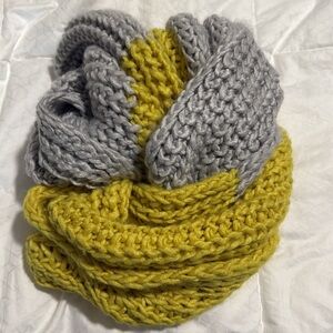 EUC LOFT Vintage Cozy Knit Infinity Scarf in Yellow and Grey